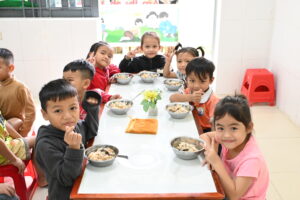 school meals for students in Vanh Khuyen kindergarten
